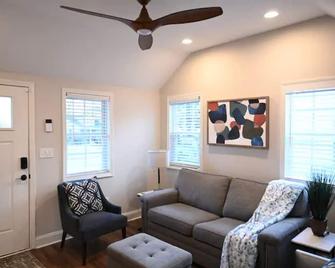 Cozy Cottage 3 Minutes To Downtown Greenville! - Greenville - Living room