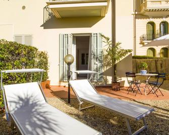 Il Mirabello, apartment with private garden. Near the center and the sea. - Bordighera - Innenhof