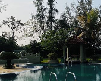 Breathing Earth Resort - Calcuta - Piscina
