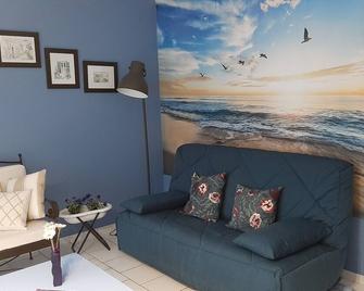 The Blue House, Quiet Vacations In The Island Of Re, Sleeps 4 To 6 - Rivedoux-Plage - Living room