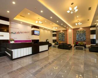 Regenta Inn - Vadodara - Front desk