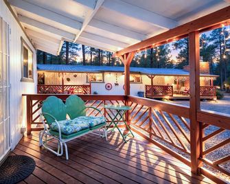 Pine Dawn Retreat - Unit C - Peaceful 1-Bdrm Apartment in Lakeside W/Wifi & Deck - Show Low - Balkón
