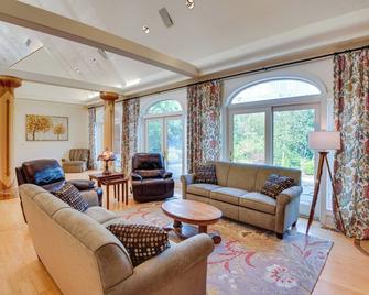 Cozy Fairfield Countryside Retreat with Patio! - Fairfield - Wohnzimmer