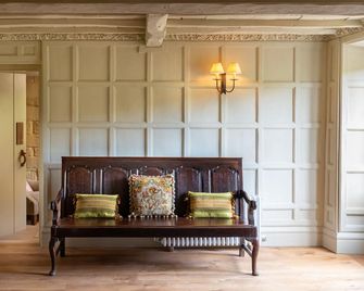 Characterful property in 5 acres of land above Hebden Bridge with private sauna - Hebden Bridge - Obývací pokoj