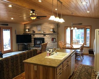 Northwoods Perfection on Beautiful Lake Metonga - Crandon - Kitchen