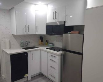 Modern Studio Apartment (Sep Entrance) - Brampton - Kitchen