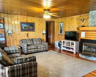Bitterroot @ Seven Timbers-Log cabin in beautiful setting with lake access. - Seeley Lake - Living room
