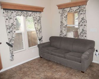 Petroglyph Point Cabin #17 - Moab - Living room