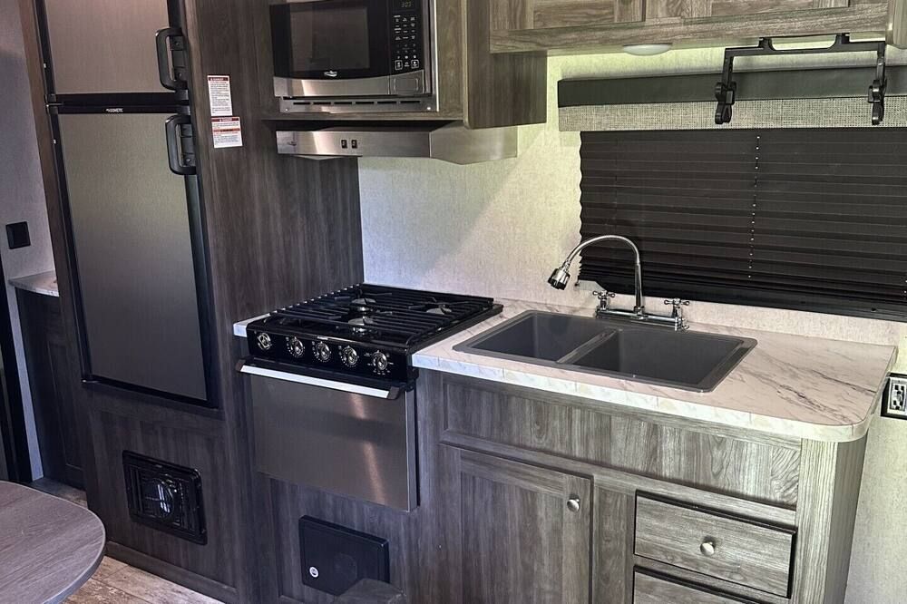 Cozy camper with queen Murphy bed, bunks, and dinette conversion bed. - Lexington - Küche