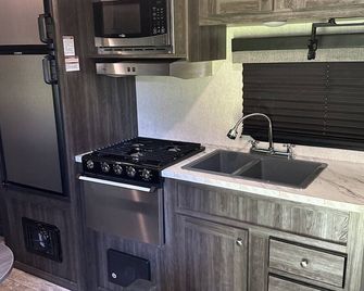 Cozy camper with queen Murphy bed, bunks, and dinette conversion bed. - Lexington - Cocina