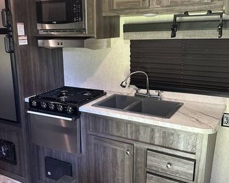 Cozy camper with queen Murphy bed, bunks, and dinette conversion bed. - Lexington - Küche