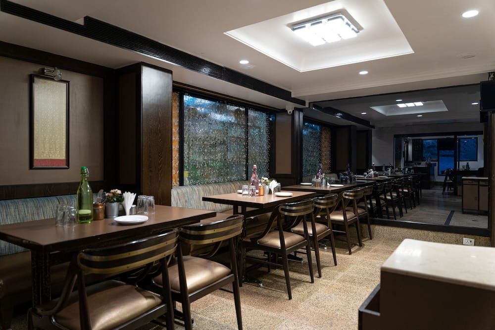 ذي إميرالد هوتل آند إكزيكيوتيف أبارتمنتس - مومباي - مطعم