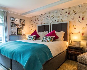 Hand and Spear - Weybridge