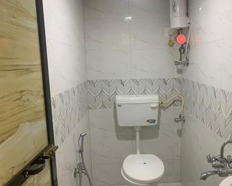 Hotel Sai Plaza - Mumbai - Bathroom