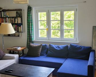 Quiet apartment in the countryside, almost in a secluded location - Schorfheide - Вітальня