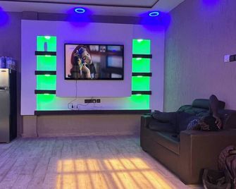 Le11Onze: 2-Bed, 1-Bath - Apt 2 - Lomé - Living room