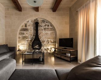 Charming traditional house with an indoor & outdoor pool located in quaint alley - Qala - Sala de estar