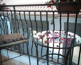 Tanos Bed & Breakfast - Giardini Naxos - Balcón