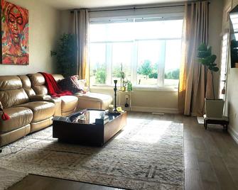 Exotic Modern Bungalow |Sunset Views |Scenic Niagara| King Bed| Close to Buffalo - Fort Erie - Living room