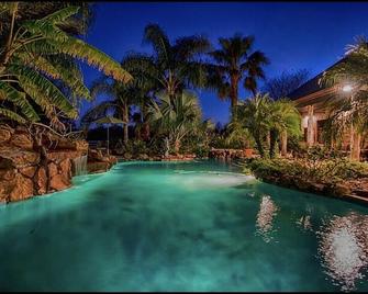 Private Vacation Studio Apartment sleeps 10 -12 people. Your own small oasis. - Santa Fe - Pool