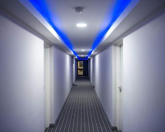 Whirlpool Spa Bath Apartment 13 - Bradford - Pasillo