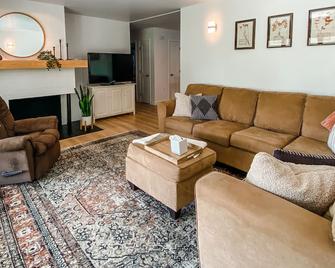 Town and Country Cottage. Located in the heart of Intercourse, Pa. - Ronks - Living room