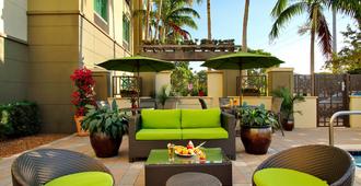Fairfield Inn & Suites Fort Lauderdale Airport & Cruise Port - Dania Beach - Binnenhof