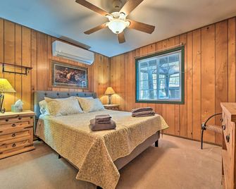 Near Hiking Trails: Woodsy Pine Cabin w/ Fire Pit - Pine - Habitación