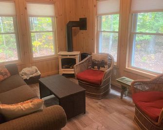 Lakes & Mountain Experience! 4 Seasons Getaway -- 3 Bed 1.5 Bath Cozy Cabin - Bridgton - Living room
