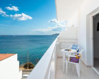 Hotel Apartamentos Vibra Lux Mar - איביזה - מרפסת