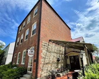 Plenty room for relaxing and downtown location to walk around! - Hermann - Building