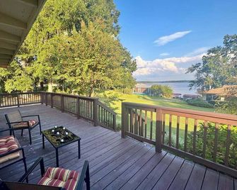 Lake Talquin cozy 2-bedroom cottage w/ peaceful lakeview. 35 minutes from FSU. - Quincy - Balkon