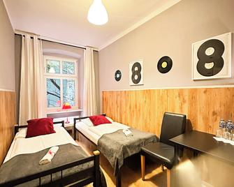 Explorer B&B Old Town Rooms & Apartment #don't be a tourist, be an Explorer! - Posnania - Habitación
