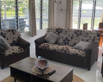 Le-V Bach, Apia: 2BRM comfy bungalow. Great location in vibrate Vaitoloa-Samoa! - Apia - Living room