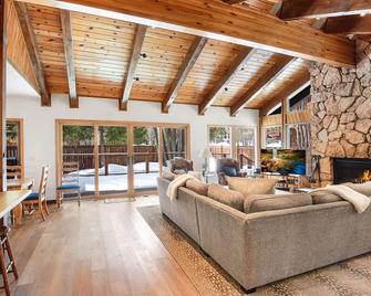 Woodland Getaway - Tahoe City - Вітальня