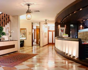 Astoria Hotel Italia - Udine - Front desk
