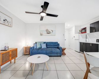 Beachcomber Peregian Beach - Peregian Beach - Living room