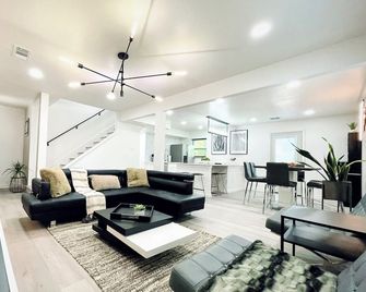 Illumination Home Walk To At&t Stadium: 5 Bedroom, 2 King Bed - Arlington - Living room