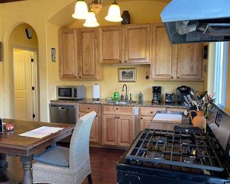 Steelhead Creek Vineyards Garden Casita - Santa Rosa - Kitchen