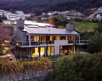 Matakauri House by MajorDomo - Stylish Four Bedroom Villa - Queenstown - Edificio