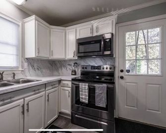 The Elk Spur Outpost - Elkin - Kitchen