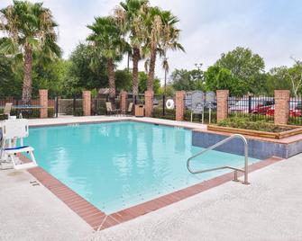Holiday Inn Express & Suites San Antonio South - San Antonio - Zwembad