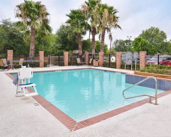 Holiday Inn Express & Suites San Antonio South By IHG - San Antonio - Zwembad