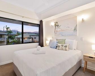 Cozy Waterfront - Free Parking Pool - Cairns North - Bedroom