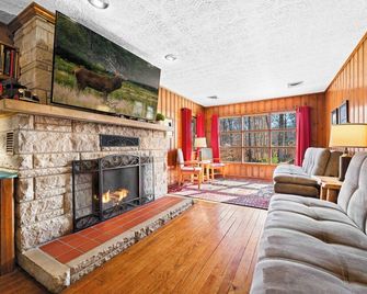 Brown County Cabin near Nashville, Indiana - Morgantown - Living room