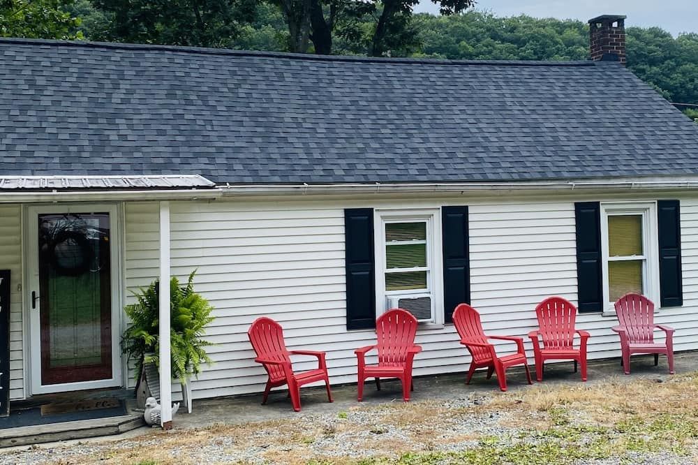 Ranch Style River Bungalow with Fireplace, River & 10 Acres at Houser's Crossing