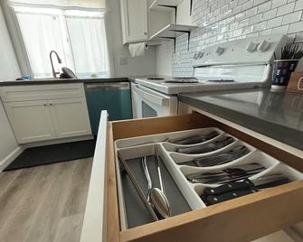Quiet, Cozy studio in San Jose with WiFi, AC, Laundry, and Private Entrance! - San Jose - Kitchen