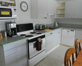 Tofino Paddlers Inn - Tofino - Kitchen