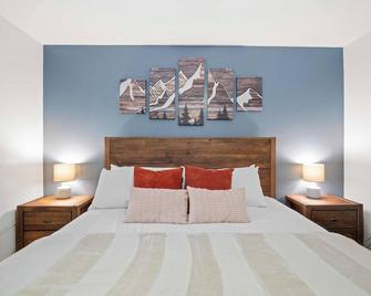 hot tub I game room I private deck I - Summersville - Bedroom