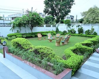 Dhairya's Villa Home Away From Home - Jammu - Patio